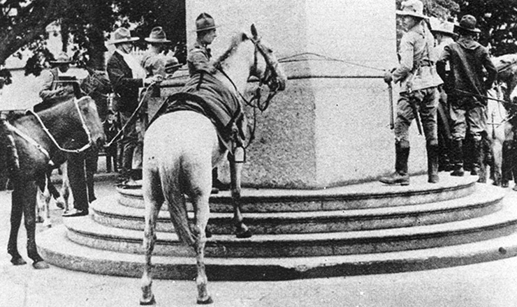  <strong> Soldados gaúchos amarram os cavalos no obelisco</strong> da avenida Rio Branco, Rio de Janeiro (capital federal): vitória