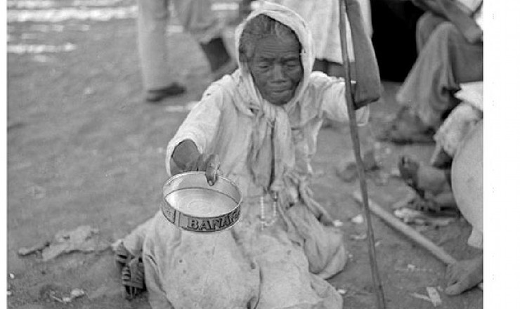  <strong> Moradora de rua pede esmolas </strong> no Nordeste, década de 1950: para superar esse estado de pobreza, o desenvolvimentismo<strong> </strong> apostava na industrialização