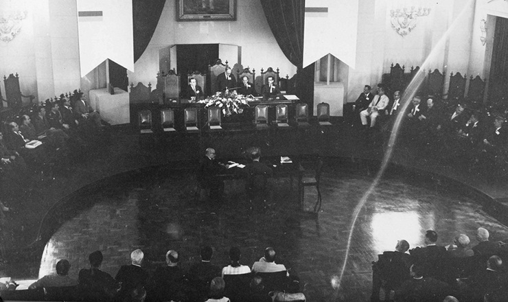  <strong> Sessão do Congresso para a definição das Reformas de Base, </strong> em São Paulo, 1963. Encampadas pelo governo João Goulart, as reformas visavam alterar estruturas econômicas, sociais e políticas para garantir a superação do subdesenvolvimento e a redução das desigualdades sociais no Brasil