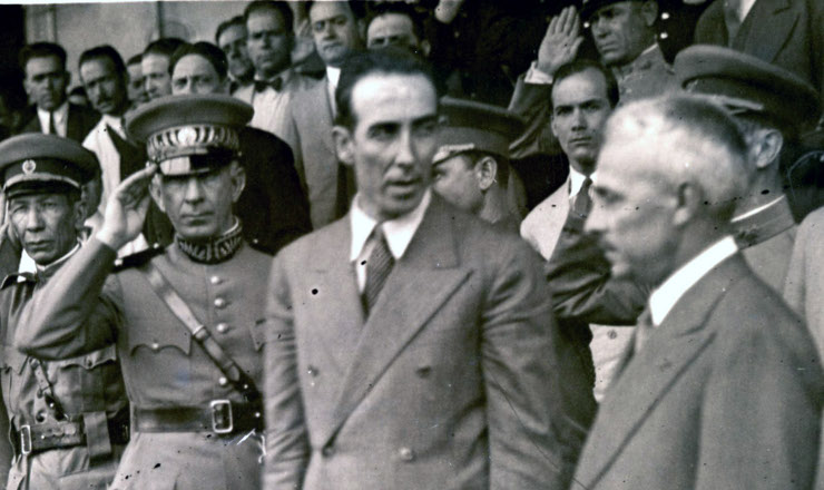  <strong> João Alberto Lins de Barros </strong> (ao centro). Atrás dele, o general Miguel Costa