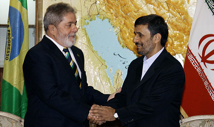  <strong>  Lula cumprimenta Ahmadinejad, do Irã: </strong> acordo que evita sanções 