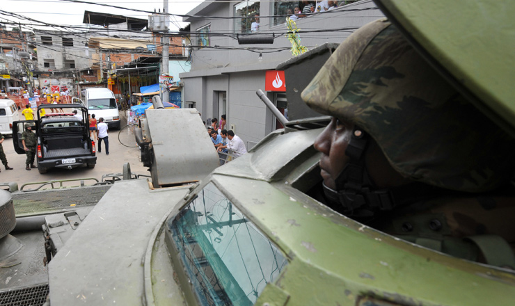  <strong> Soldados do Exército</strong> dão suporte à busca por traficantes no Complexo do Alemão      