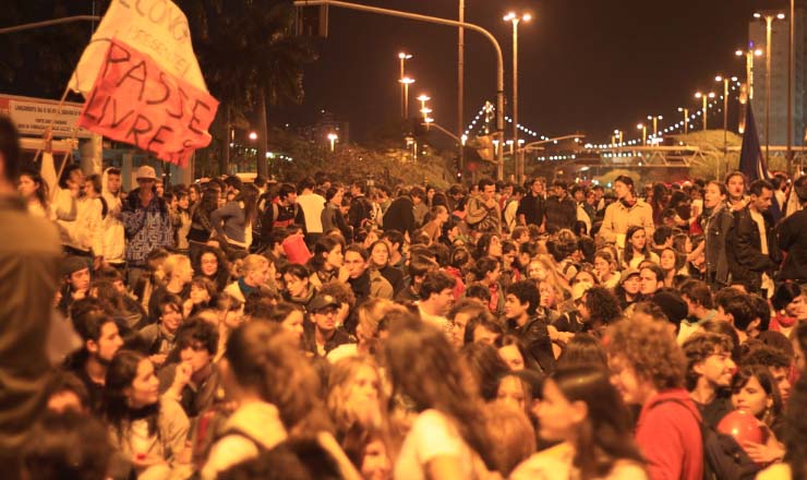  <strong> MPL ocupa </strong> as ruas de Florianópolis contra o aumento da tarifa do transporte público