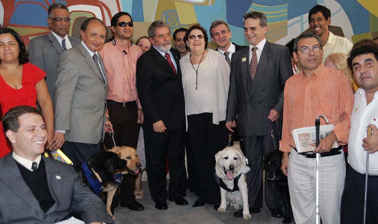  <strong> Deficientes visuais e seus cães-guia participam, </strong> em Brasília, de solenidade de sanção da lei que garante seu acesso a locais públicos