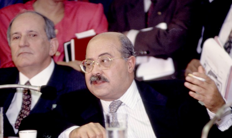  <strong> Paulo César Farias</strong> em depoimento à CPI do Congresso; ao fundo, o senador Maurício Corrêa, vice-presidente da comissão 