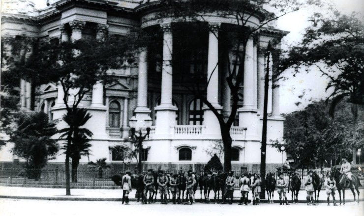  <strong> Soldados cercam o palácio Monroe, sede do Senado: </strong> começou o Estado Novo