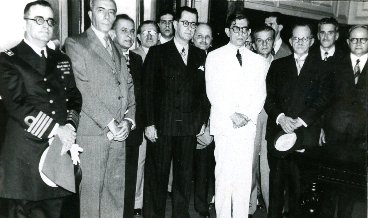  <strong> Francisco Campos (terno branco) comparece </strong> à posse de Frederico de Barros Barreto (à sua direita) na presidência do Tribunal de Segurança Nacional, em setembro de 1936 