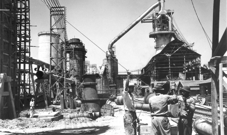  <strong> Operários trabalham na construção </strong> da usina de Volta Redonda da CSN, em 1941 