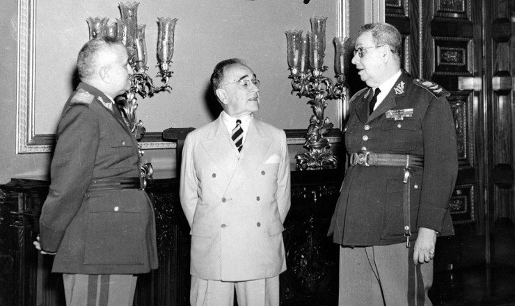  <strong> Getúlio Vargas</strong> entre Eurico Dutra, que lhe sucederia, e Góis Monteiro, que o derrubaria, em imagem de 9 de agosto de 1945