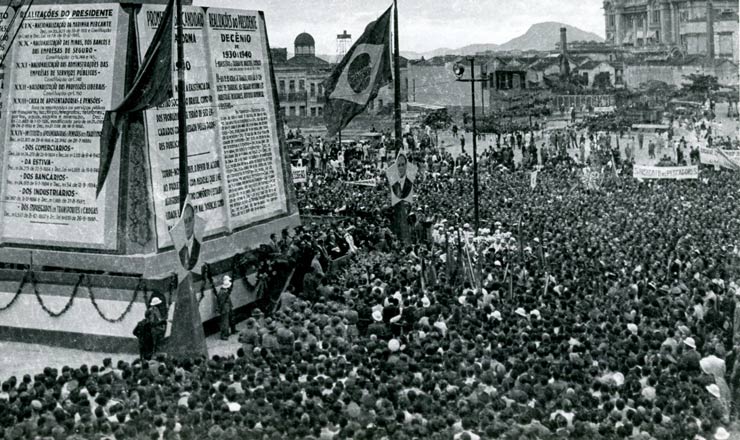  <strong> Multidão comparece a manifestação promovida pelo DIP</strong>  em 9 de novembro de 1940 na Esplanada do Castelo, no Rio, pelo 10º aniversário do governo Vargas
