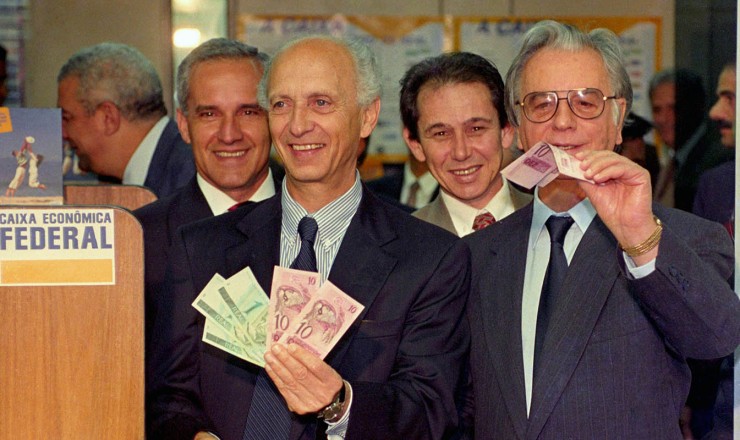  <strong> Rubens Ricupero, ministro da Fazenda, </strong> e o presidente Itamar Franco lançam a nova moeda, o real, a oitava moeda brasileira em circulação no século 20   