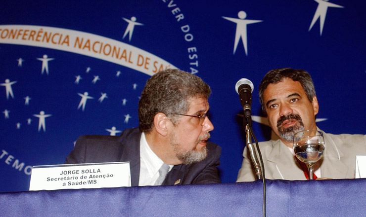  <strong> O secretário de Atenção à Saúde, Jorge Solla, conversa </strong> com o ministro da Saúde, Humberto Costa, na 12ª Conferência Nacional de Saúde