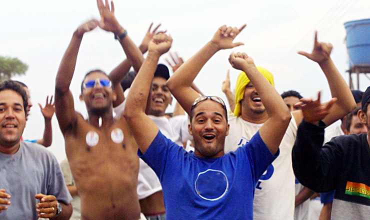  <strong> Eleitores de Águas Lindas de Goiás fazem festa </strong> em frente ao cartório eleitoral da cidade