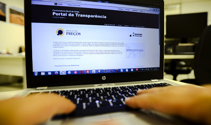  <strong> O Portal da Transparência permite </strong> a qualquer cidadão com acesso à internet fiscalizar a aplicação dos recursos federais