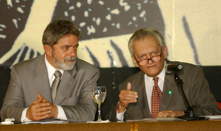  <strong> Ao lado do presidente Lula, o economista Celso Furtado discursa </strong> durante a solenidade de recriação da Sudene, em Fortaleza, julho de 2003