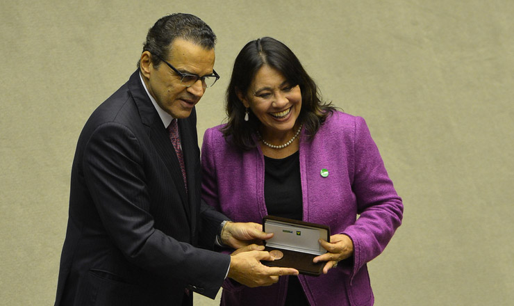  <strong> O presidente da Câmara dos Deputados, Henrique Eduardo Alves, entrega </strong> a medalha Assembleia Nacional Constituinte à jornalista Tereza Cruvinel
