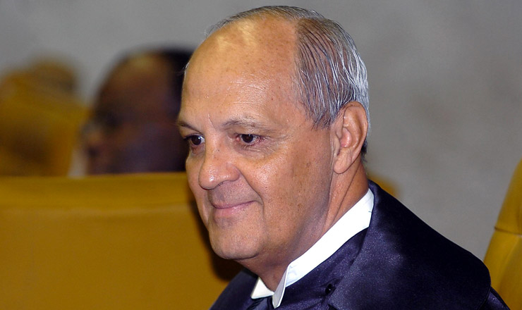  <strong> Ministro Carlos Alberto Menezes Direito, do STF, </strong> que propôs condições para regular a demarcação de futuras terras indígenas (foto de março de 2007)