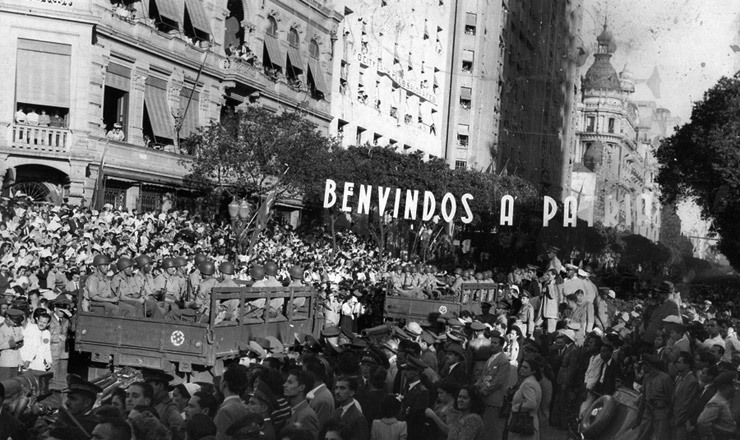  <strong> Pracinhas da FEB desfilam </strong> na avenida Rio Branco, centro no Rio de Janeiro, ao regressar da Itália