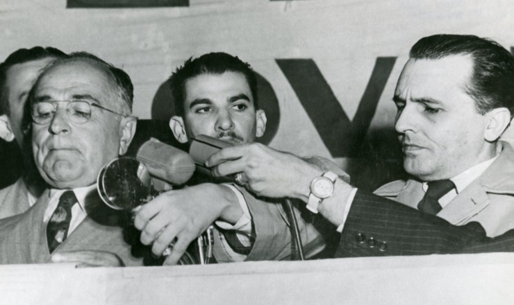  <strong> Getúlio Vargas e Luís Carlos Prestes</strong> , ambos senadores, durante comício no vale do Anhangabaú, em São Paulo, em apoio à candidatura do deputado Cirilo Júnior à vice-governança de São Paulo   