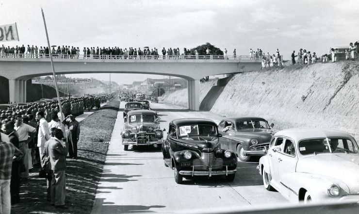  <strong> Inauguração</strong> da rodovia Presidente Dutra, que liga o Rio de Janeiro a São Paulo