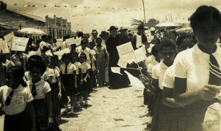  <strong> O arcebispo de Aracaju, dom José Vicente da Távora, participa</strong> de festejo ao lado de crianças