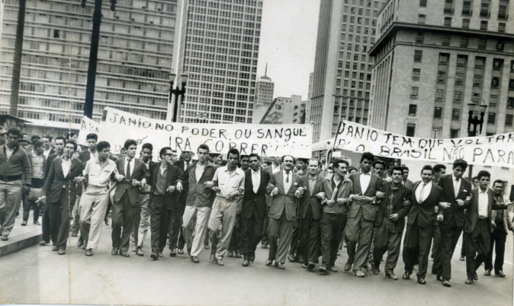  <strong> Um dia após a renúncia, manifestantes fazem passeata </strong> pela volta de Jânio Quadros no viaduto do Chá, região central de São Paulo