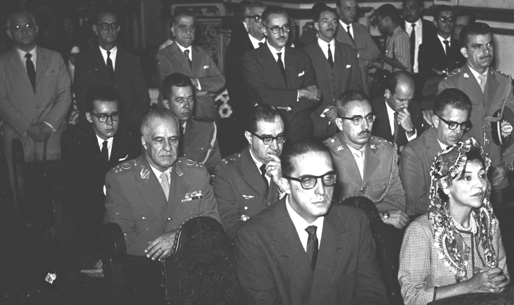       <strong> Carlos Lacerda e sua esposa, Letícia,</strong> durante missa na Catedral Metropolitana do Rio de Janeiro, em 21/4/1960 