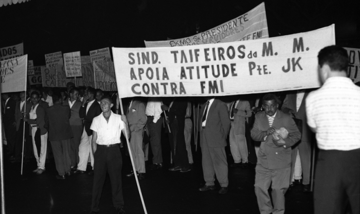  <strong> População se junta à porta do palácio do Catete para manifestar apoio</strong> ao rompimento com o FMI determinado por JK