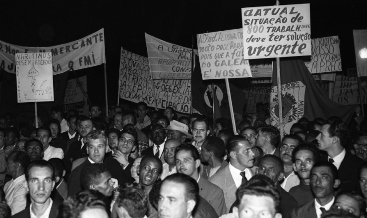  <strong> População se junta à porta do palácio do Catete para manifestar apoio</strong> ao rompimento com o FMI determinado por JK