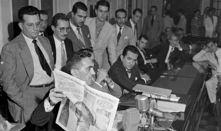       <strong> De jornal na mão, Samuel Wainer</strong> <strong> presta</strong> esclarecimentos na Câmara dos Deputados durante a CPI da "Ultima Hora" 