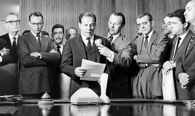  <strong> O</strong> <strong> presidente João Goulart anuncia,</strong> em discurso no palácio do Planalto, a lei responsável pela criação da UnB, entre outras, em 6 de dezembro de 1961