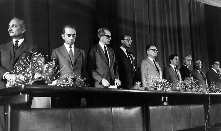  <strong> Cerimônia de inauguração</strong> da Universidade de Brasília. Darcy Ribeiro, reitor da universidade, é o quarto da direita para a esquerda