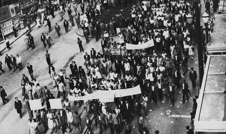  <strong> Trabalhadores promovem manifestação </strong> na avenida São João (São Paulo) durante aquela que ficaria conhecida como Greve dos 300 mil, em 1953