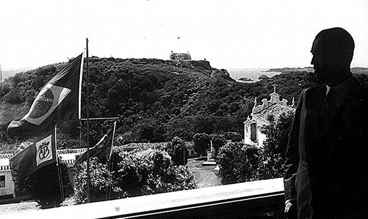  <strong>Desde el balcón del Palacio de São Miguel, el presidente Juscelino Kubitschek observa</strong> la isla principal de Fernando de Noronha, donde se encontraba el 25 de junio de 1957 para una reunión con funcionarios estadounidenses en la que se discutió la instalación de una base de observación de misiles en el lugar.