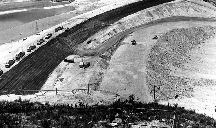       <strong> Vista aérea das obras da Usina Hidroelétrica de Furnas,</strong> no médio rio Grande 