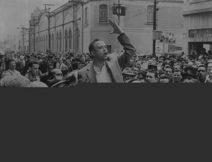  <strong> O presidente da Aliança Intersindical, </strong> Dante Pellacani, conclama operários de uma fábrica em São Paulo a aderir à greve iniciada em 15 de outubro de 1957
