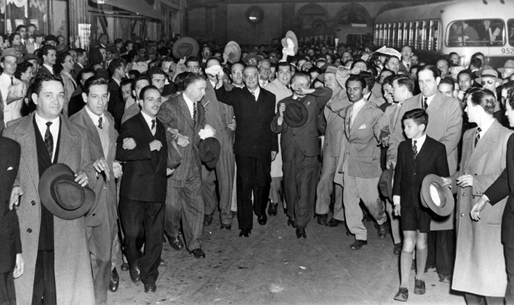  <strong> O brigadeiro Eduardo Gomes é recepcionado </strong> pelos estudantes da Faculdade de Direito da USP, no largo São Francisco, durante a segunda campanha para a Presidência da República