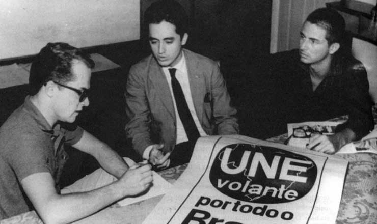  <strong> De terno, o presidente da UNE, Aldo Arantes, participa </strong> de reunião do projeto UNE Volante, na década de 1960