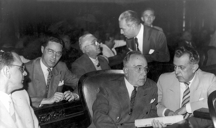       <strong> Na cerimônia de sua posse no Senado, Getúlio Vargas conversa </strong> com Paulo Baeta Neves, presidente da executiva nacional do PTB   