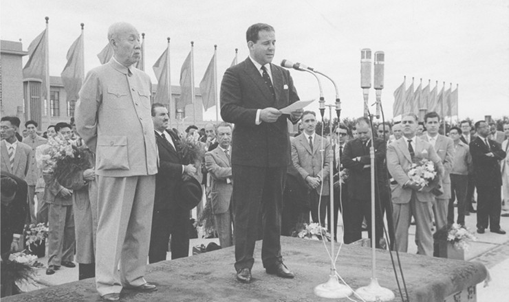  <strong> O então vice-presidente João Goulart discursa </strong> durante visita à China