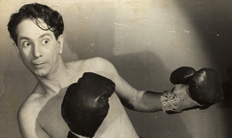  <strong> Oscarito faz as vezes </strong> de pugilista no filme "Este Mundo É um Pandeiro", de Watson Macedo (1947)