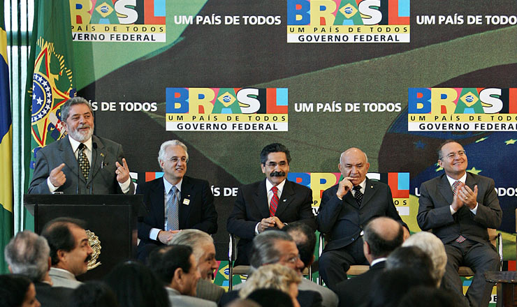  <strong> Presidente Lula durante cerimônia de sanção da lei do SNHIS; </strong> sentados, o presidente da Caixa, Jorge Mattoso, o ministro das Cidades, Olívio Dutra, e os presidentes da Câmara, Severino Cavalcanti, e do Senado, Renan Calheiros 