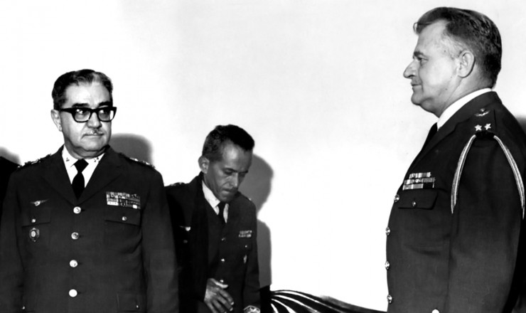   <strong> Brigadeiro João Paulo Burnier</strong> (à dir.) e Marcio de Souza e Mello, ministro da Aeronáutica