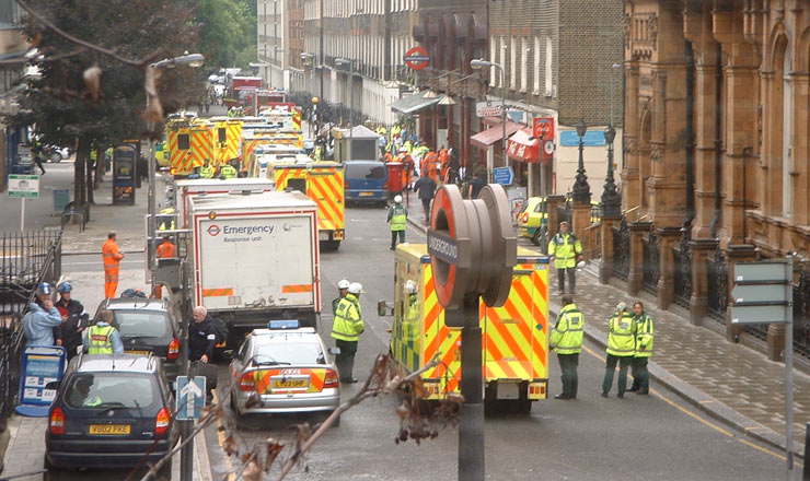  <strong> Ambulâncias na Russell Square: </strong> socorro às vítimas dos ataques sincronizados em estações de metrô londrino