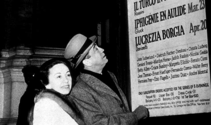  <strong> Sarah e Juscelino Kubitschek,</strong> no exílio, observam cartaz de óperas do Carnegie Hall, em Nova York, em março de 1965  