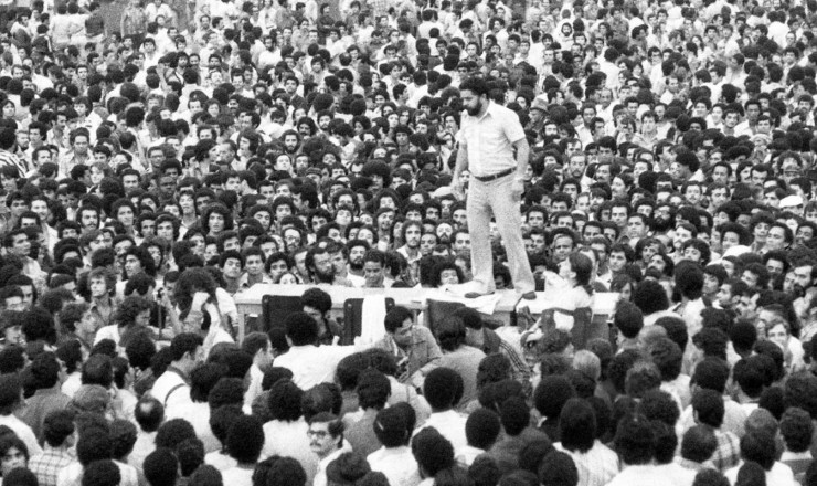  <strong> Lula discursa a metalúrgicos</strong> de cima de uma mesa no estádio de Vila Euclides, em São Bernardo do Campo, em assembleia que decidiu pelo início da greve        
