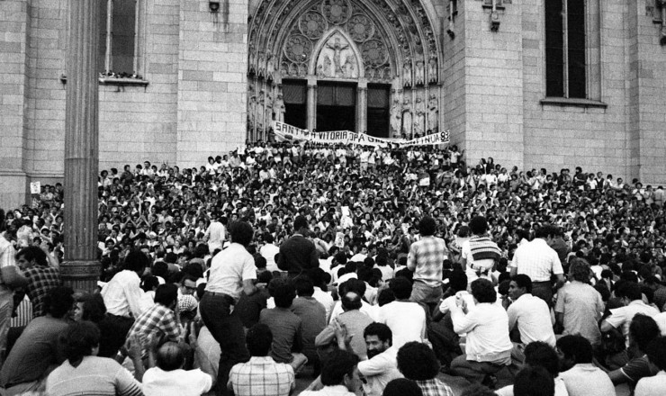  <strong> Manifestantes reunidos</strong> em frente à Catedral da Sé, onde foi realizada a missa de corpo presente