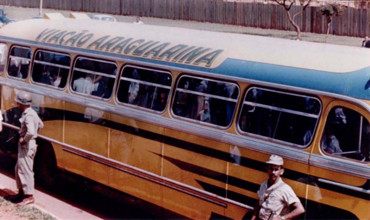  <strong> Policiais levam estudantes presos</strong> em ônibus durante invasão do campus da Universidade de Brasília