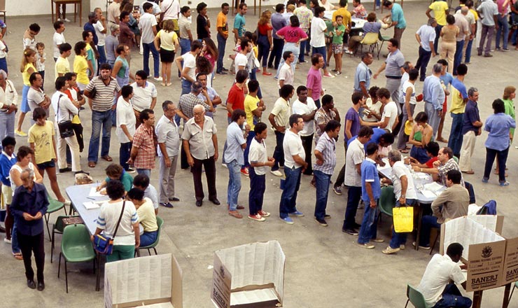   <strong> Eleitores em filas</strong> para votar em sessão eleitoral do Estado do Rio de Janeiro  <br />    