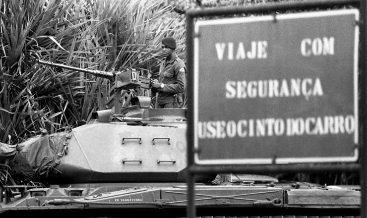  <strong> Blindado do Exército</strong> na entrada da Refinaria Duque de Caxias, da Petrobrás, no Estado do Rio de Janeiro